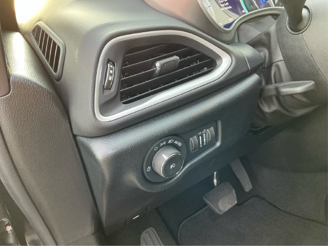 Used 2026 Chrysler Pacifica Select FWD image 27