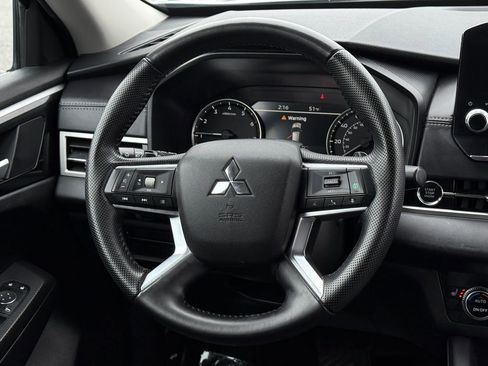 Used 2024 Mitsubishi Outlander SE image 19