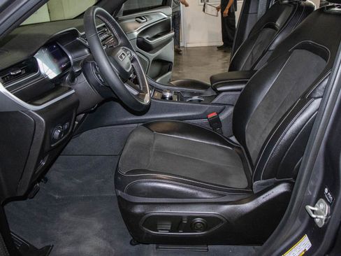 Used 2023 Jeep Grand Cherokee Altitude AWD/4WD image 7