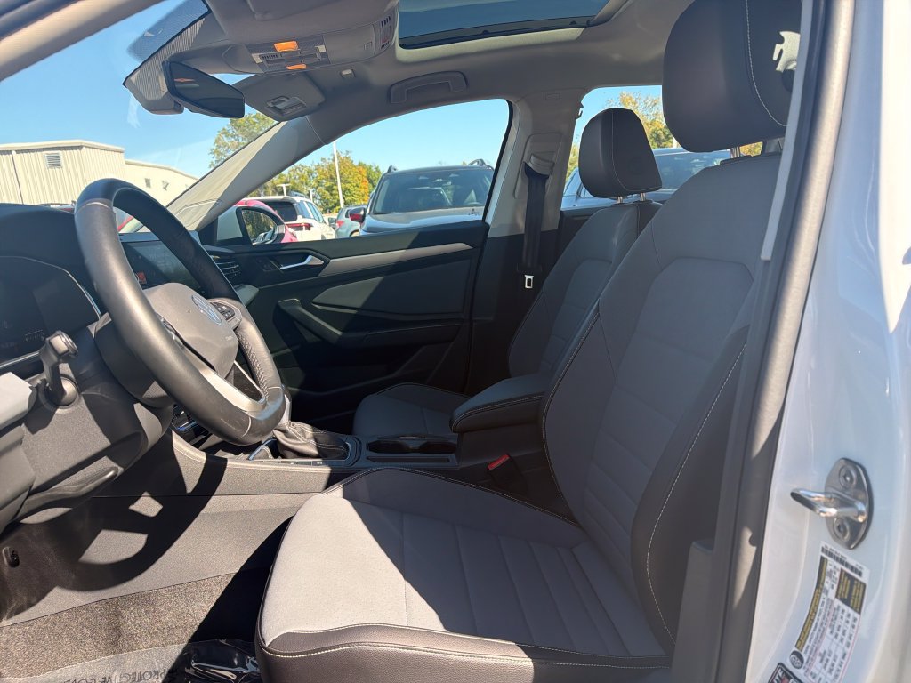 Certified 2025 Volkswagen Jetta SE FWD image 27