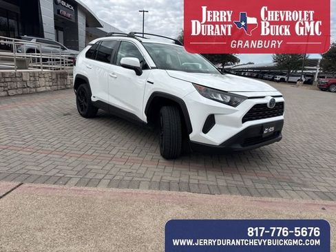 Used 2020 Toyota RAV4 LE image 2