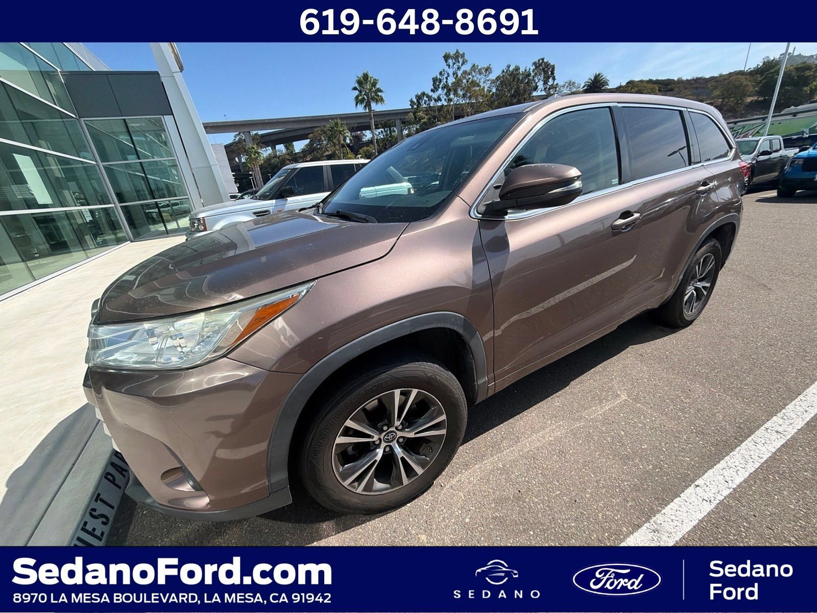 Used 2018 Toyota Highlander Plus w/ Carpet Mat Package (TMS) FWD image 1