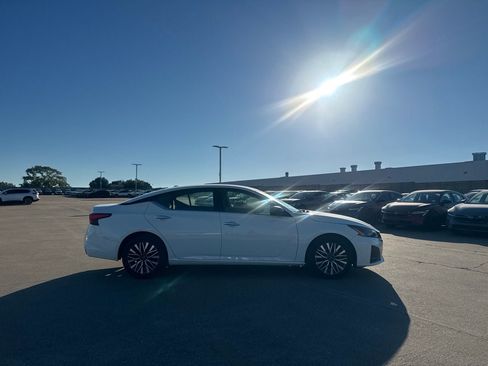 Certified 2025 Nissan Altima 2.5 SV FWD image 17