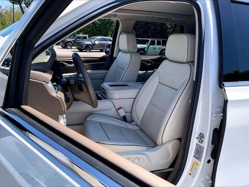 Used 2022 GMC Yukon Denali w/ Denali Premium Package AWD/4WD image 9
