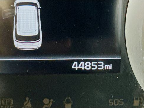 Used 2024 Kia Carnival LX image 18