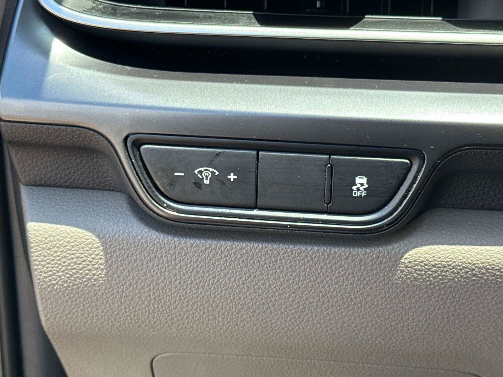 Used 2025 Kia Carnival FWD image 31