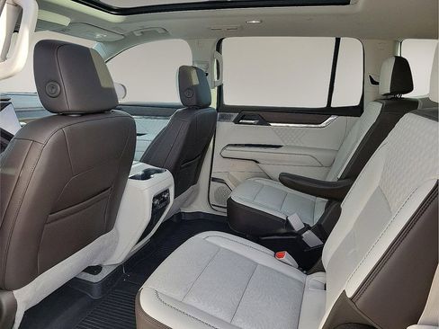 Used 2024 GMC Acadia Denali w/ Super Cruise Package image 10