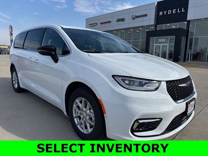 New 2026 Chrysler Pacifica Select