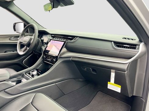 New 2025 Jeep Grand Cherokee L Limited w/ Black Appearance Package image 30