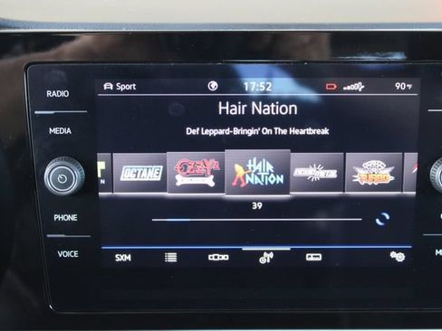 Used 2025 Volkswagen Taos SE AWD/4WD image 18