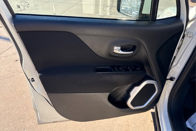 Used 2021 Jeep Renegade Latitude w/ Convenience Group AWD/4WD image 19
