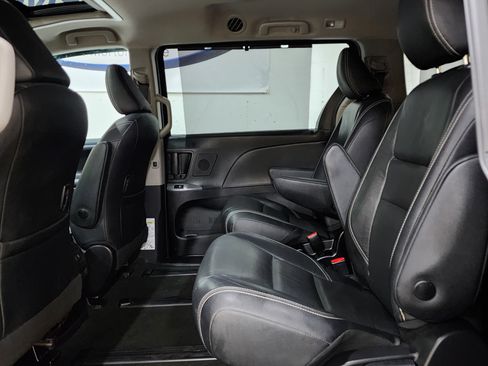 Used 2019 Toyota Sienna SE w/ SE Preferred Package image 17