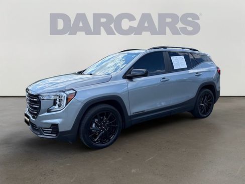 Used 2024 GMC Terrain SLE w/ Driver Convenience Package FWD image 3