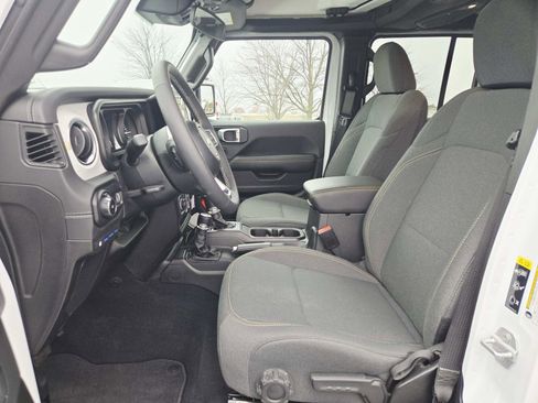 Used 2025 Jeep Wrangler Sahara image 12
