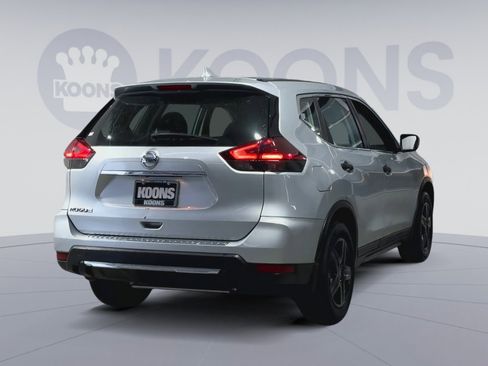Used 2018 Nissan Rogue S image 11