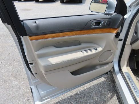 Used 2010 Lincoln MKT 2WD image 12