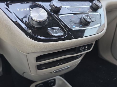 Used 2018 Chrysler Pacifica Limited image 16