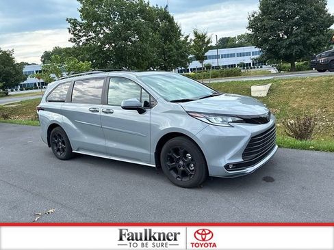 Certified 2025 Toyota Sienna XLE Woodland Edition AWD/4WD image 3
