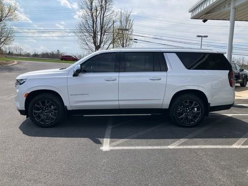 Used 2023 Chevrolet Suburban Premier w/ Premium Package 2 AWD/4WD image 8