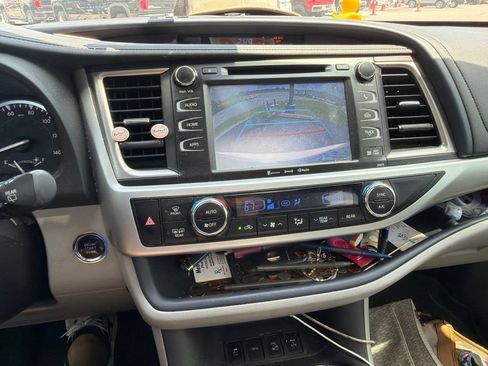 Used 2017 Toyota Highlander XLE AWD/4WD image 10
