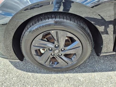 Used 2023 Hyundai Elantra SEL image 14
