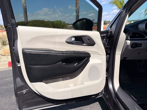Used 2023 Chrysler Pacifica Touring-L FWD image 22