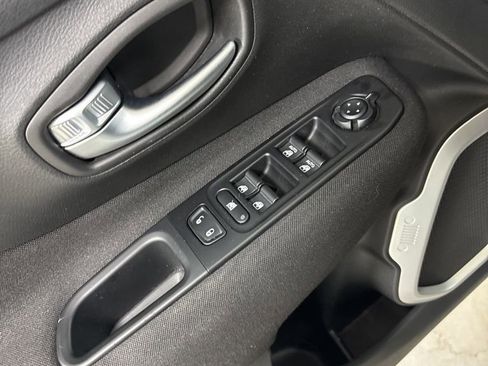 Used 2021 Jeep Renegade Latitude AWD/4WD image 17