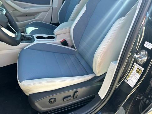 Used 2025 Volkswagen Jetta SE FWD image 9