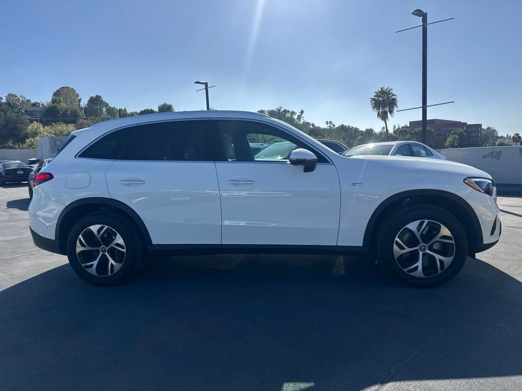 Used 2025 Mercedes-Benz GLC 350e 4MATIC image 4