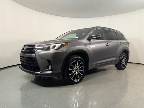 Used 2017 Toyota Highlander SE image 3