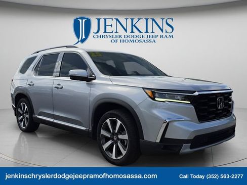 Used 2025 Honda Pilot Touring image 1