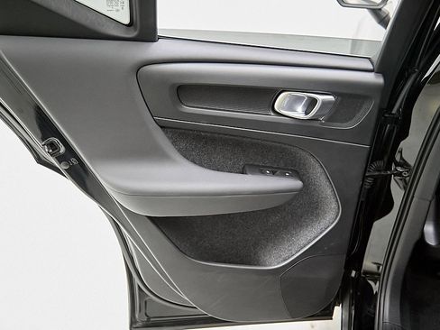 Certified 2023 Volvo XC40 B5 Plus image 19