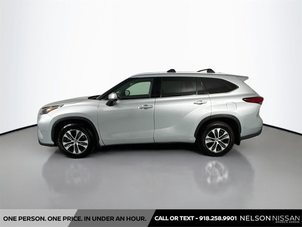 Used 2022 Toyota Highlander XLE AWD/4WD image 8