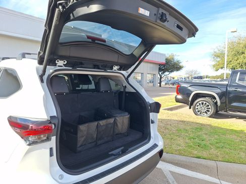 Used 2025 Toyota Highlander XLE image 40