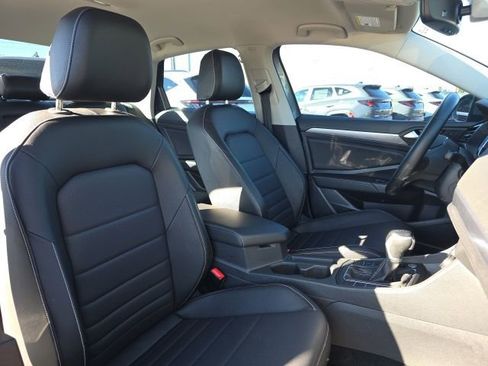 Used 2022 Volkswagen Jetta SE image 9