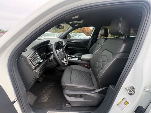 Used 2025 Volkswagen Atlas Cross Sport SE image 30