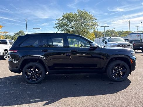 New 2025 Jeep Grand Cherokee Altitude image 6
