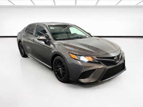 Used 2018 Toyota Camry SE w/ Moonroof Package FWD image 3