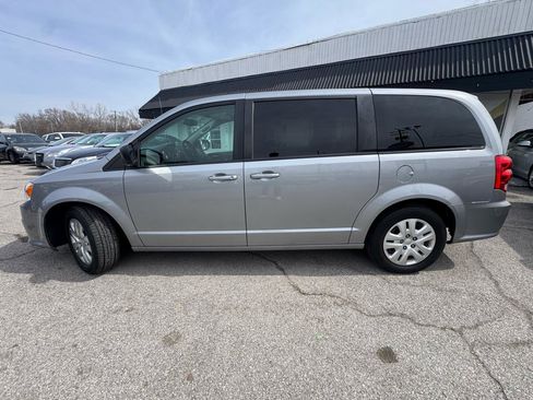 Used 2018 Dodge Grand Caravan SE w/ UConnect Hands-Free Group image 3