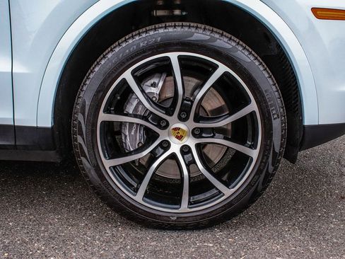 Used 2023 Porsche Cayenne w/ Premium Package AWD/4WD image 7