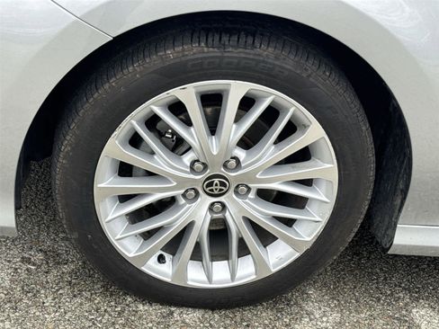 Used 2020 Toyota Camry XLE w/ Sunroof Package FWD image 10