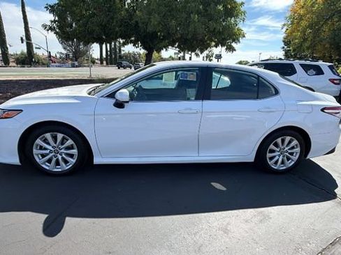 Used 2019 Toyota Camry LE FWD image 7