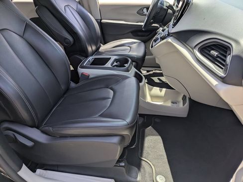 Used 2023 Chrysler Pacifica Touring-L FWD image 31