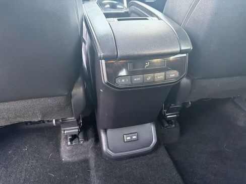 Used 2024 Toyota Highlander XLE AWD/4WD image 21