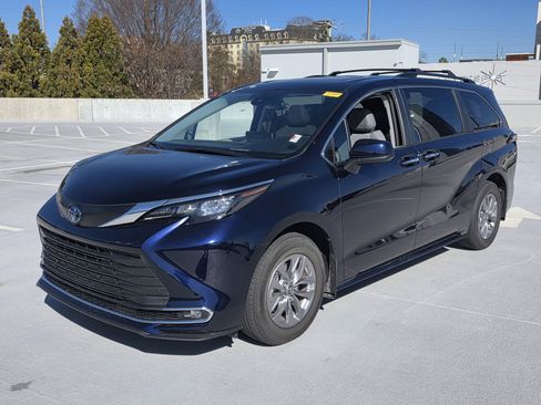 Used 2024 Toyota Sienna XLE image 1