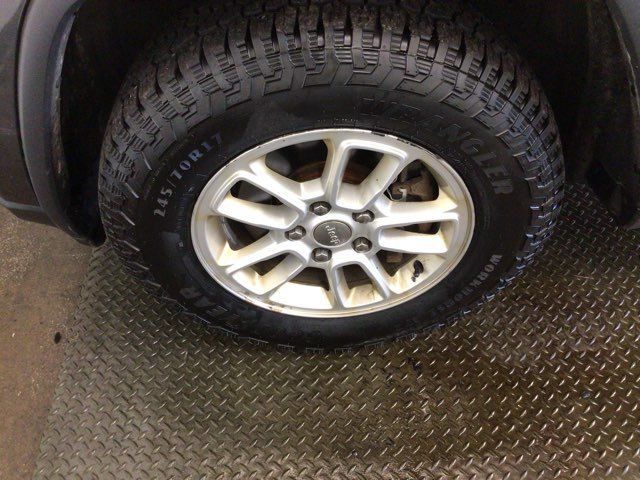 Used 2019 Jeep Grand Cherokee Laredo AWD/4WD image 28