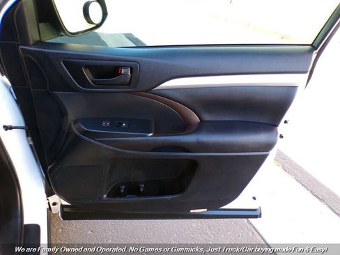 Used 2017 Toyota Highlander Plus w/ Carpet Mat Package image 31