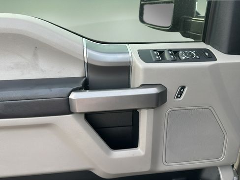 Used 2019 Ford F250 XLT w/ XLT Premium Package AWD/4WD image 18