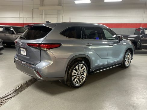 Used 2023 Toyota Highlander Platinum image 10