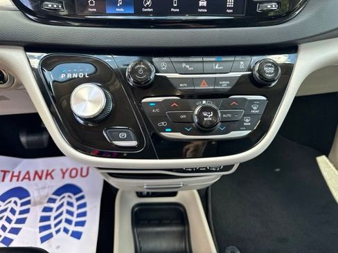 Used 2024 Chrysler Pacifica Touring-L FWD image 23
